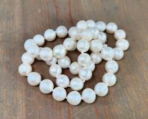 white pearl necklace